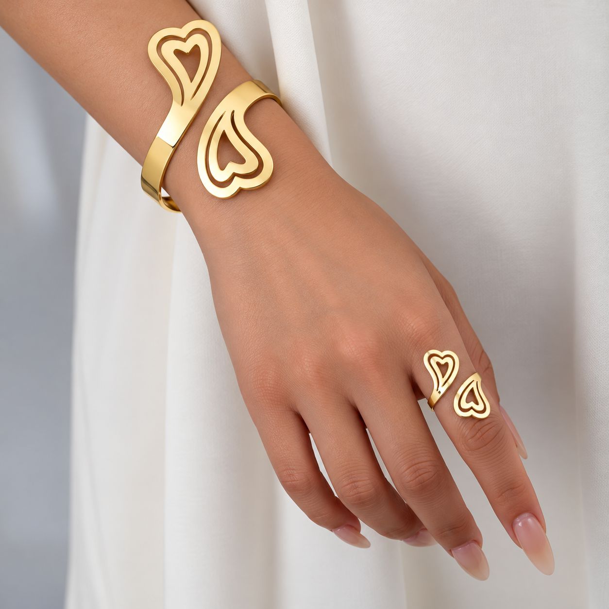 Conjunto de pulsera y anillo dorados con corazones