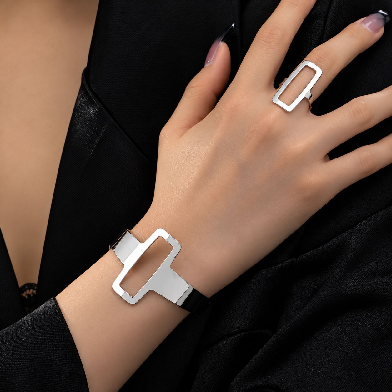 Conjunto de pulsera y anillo plateados geométricos