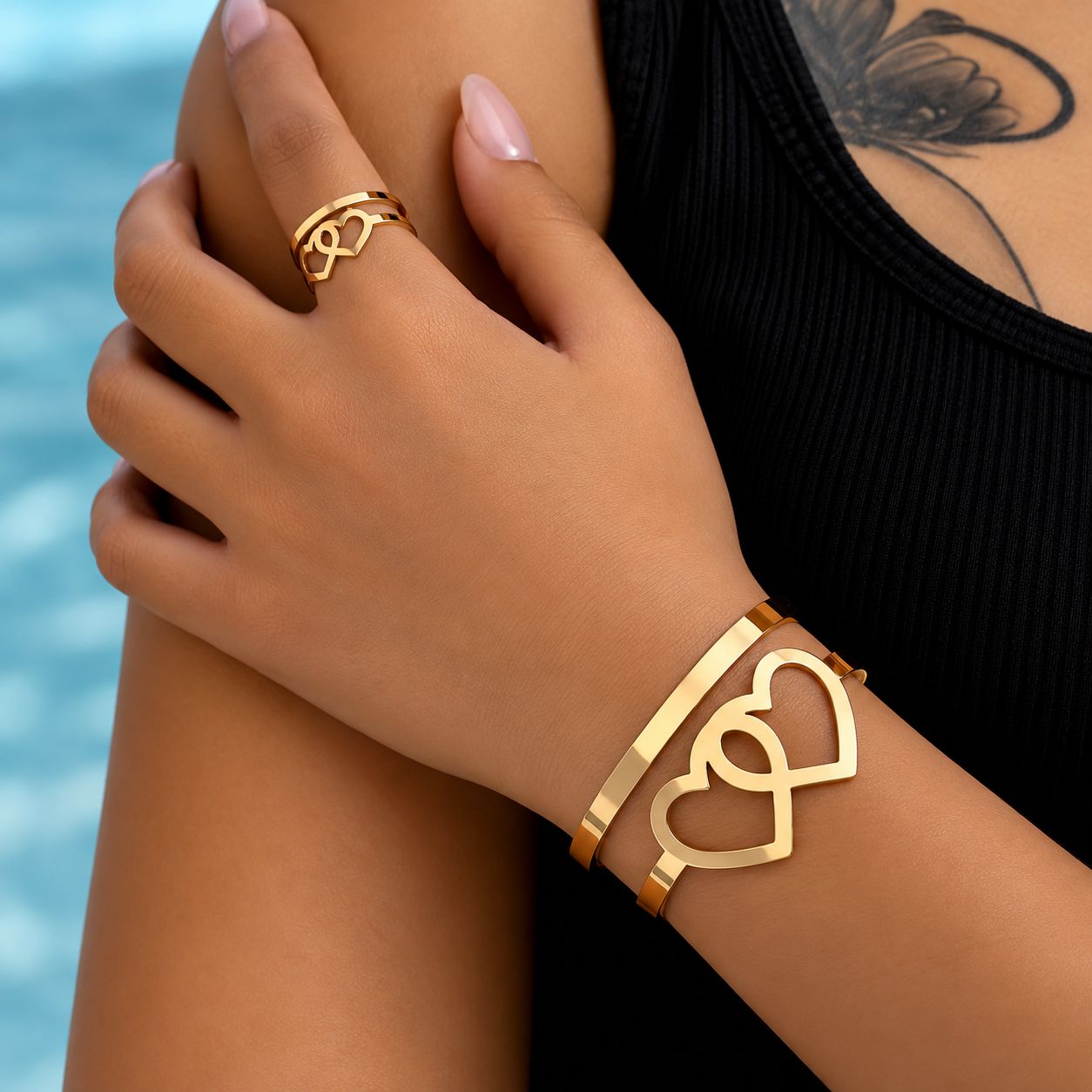 Conjunto de pulsera y anillo dorados con corazones
