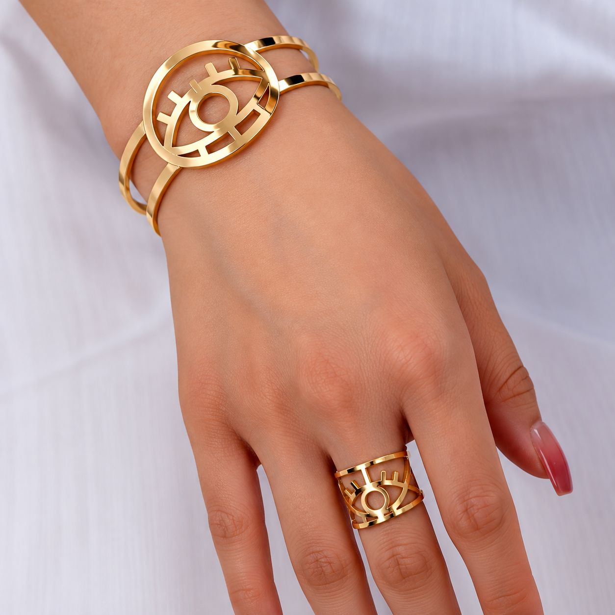 Conjunto de pulsera y anillo dorados con diseño circular