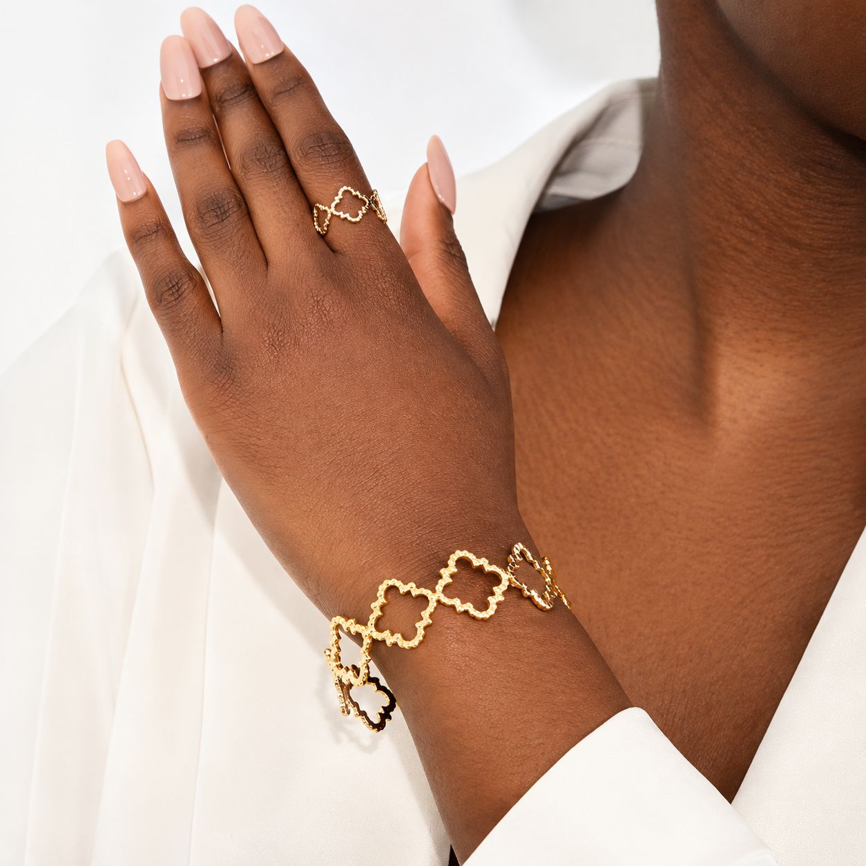 Conjunto de pulsera y anillo con diseño ornamental dorado
