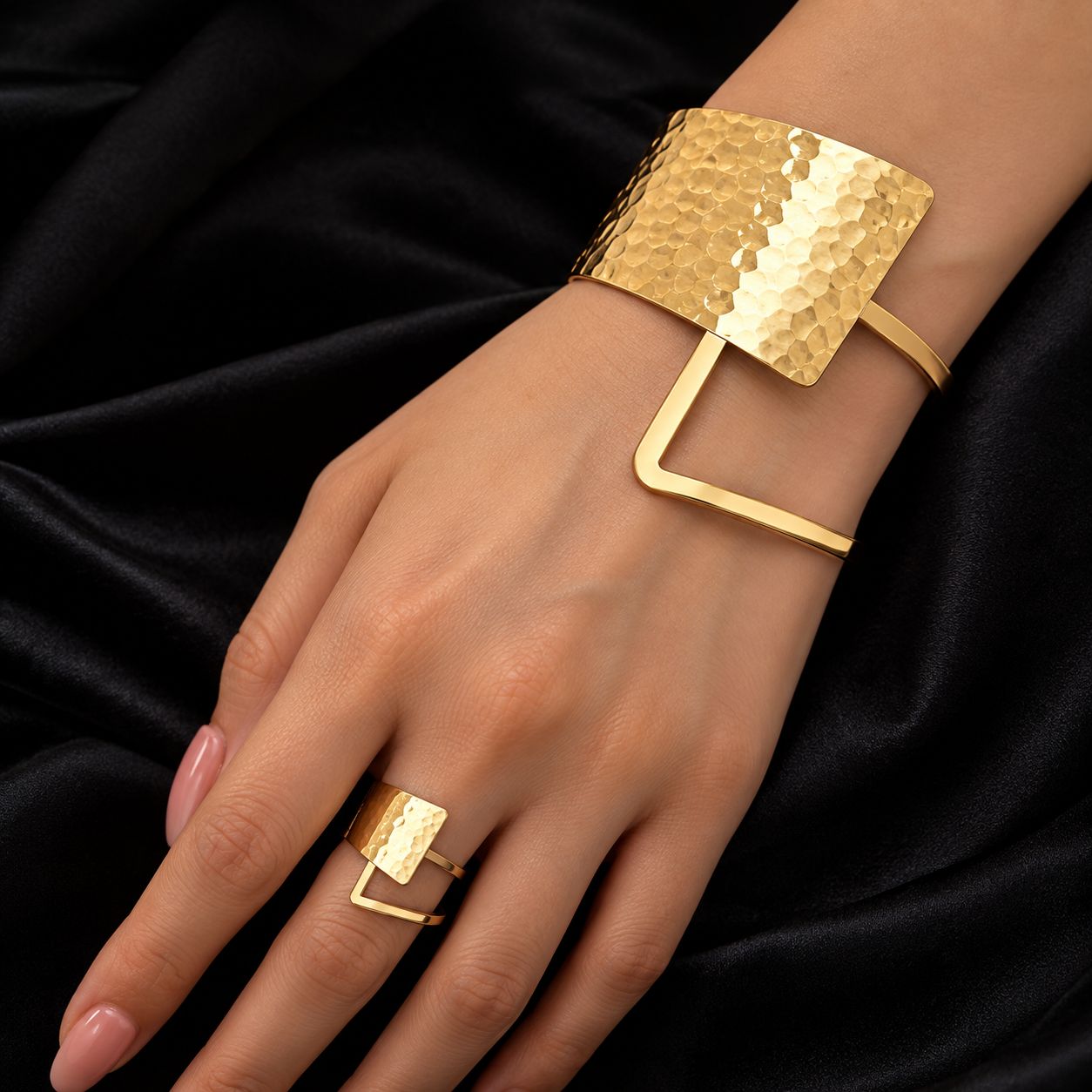 Conjunto de pulsera y anillo dorados con textura martillada