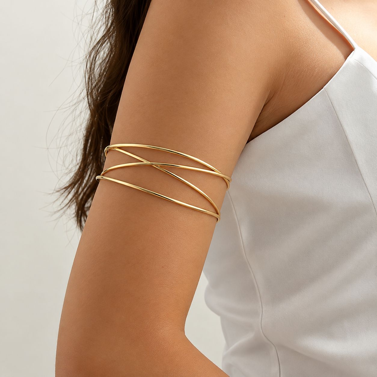 Brazalete dorado de líneas entrelazadas