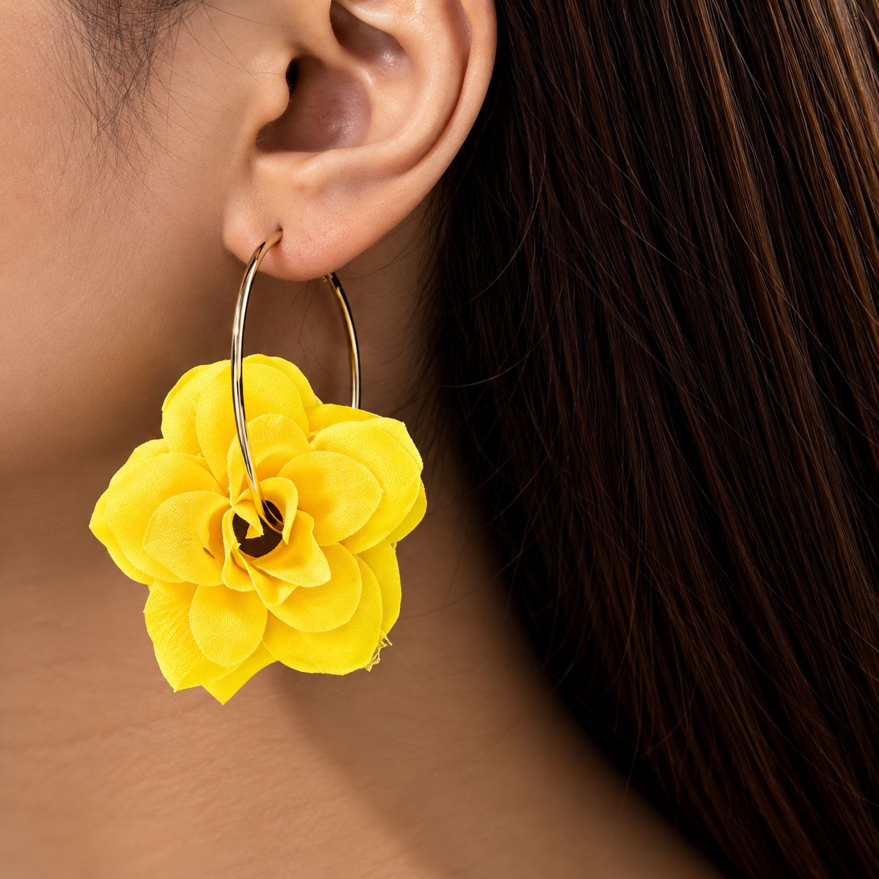 Aretes de flor amarilla con aro dorado