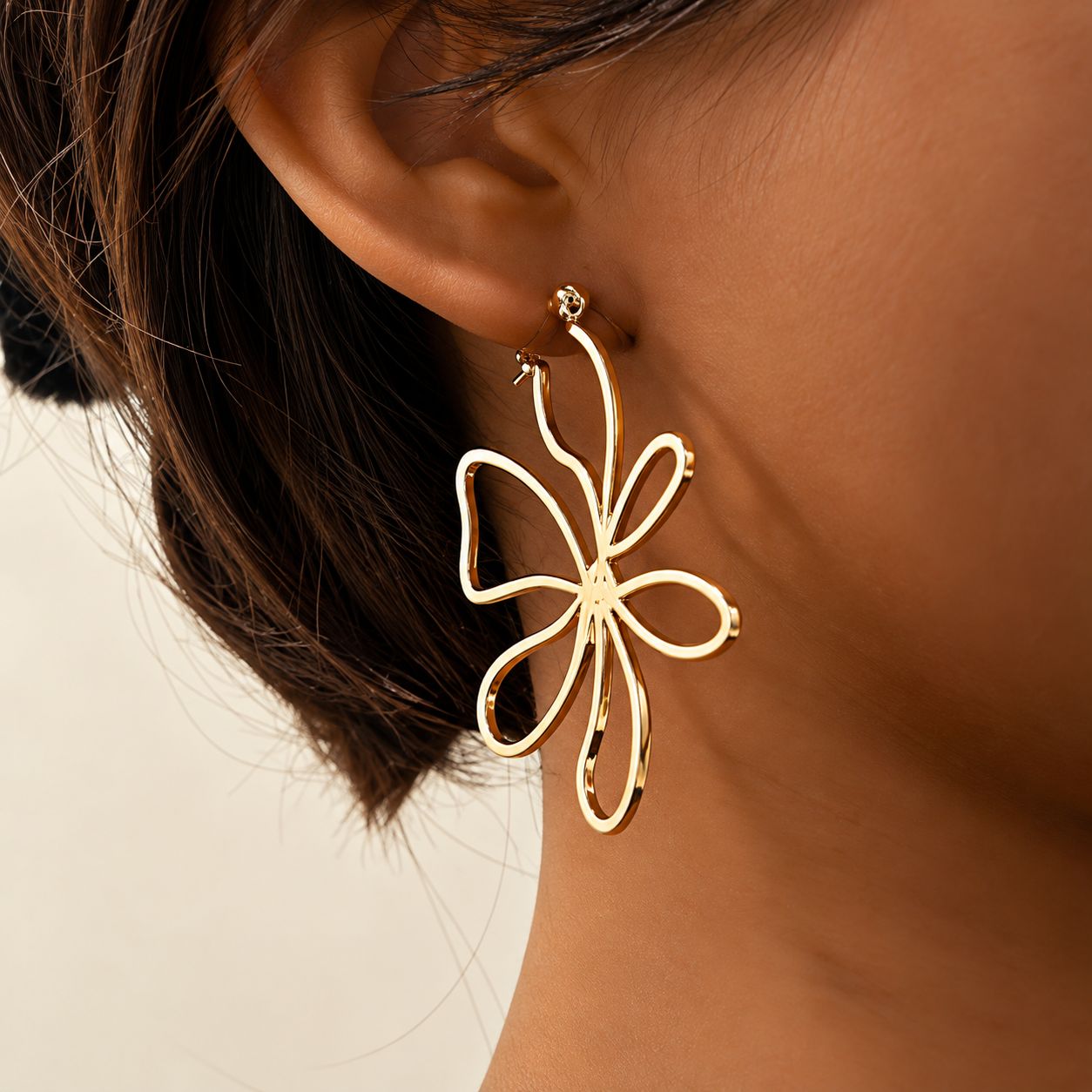 Aretes dorados de diseño floral