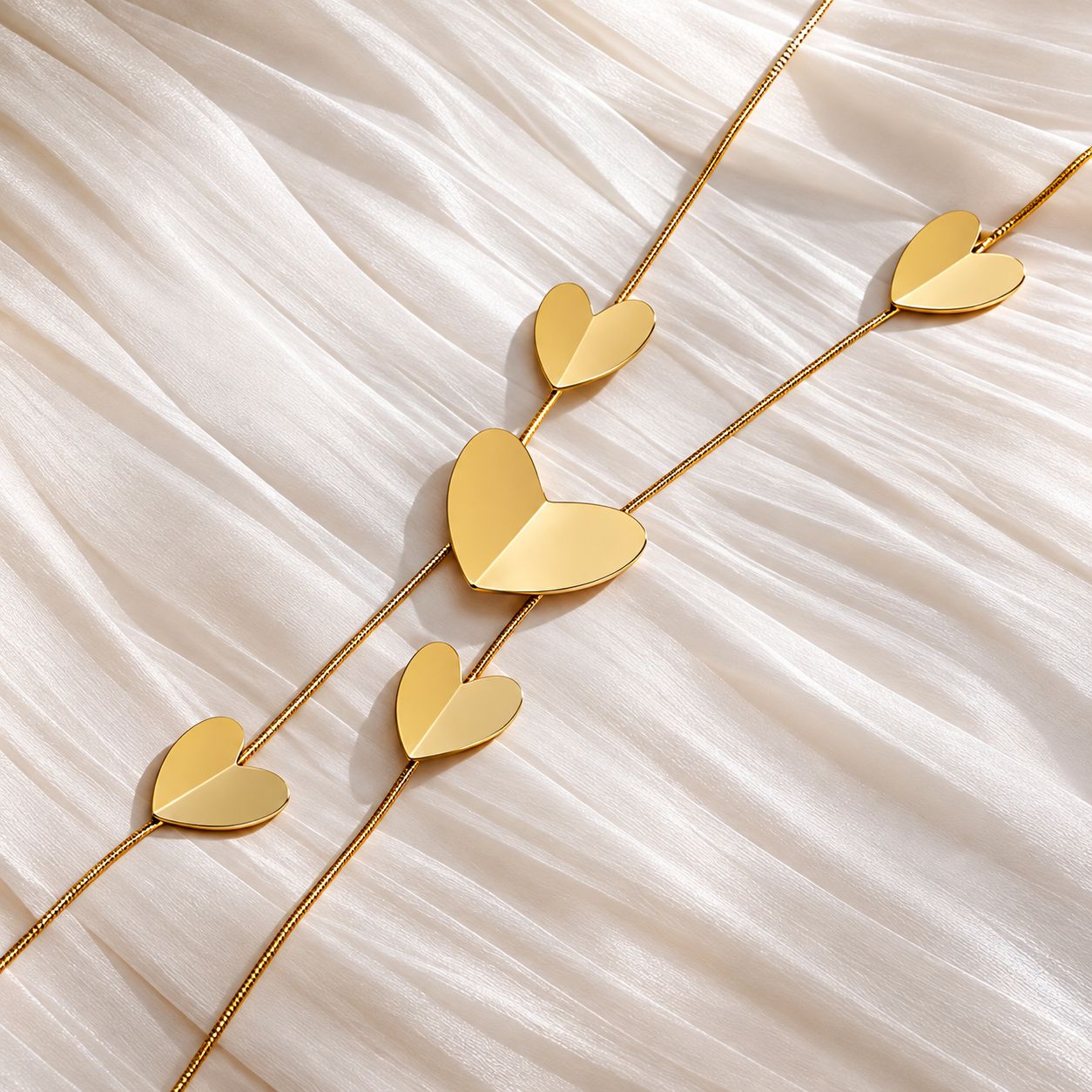 Collar dorado con dijes de corazones