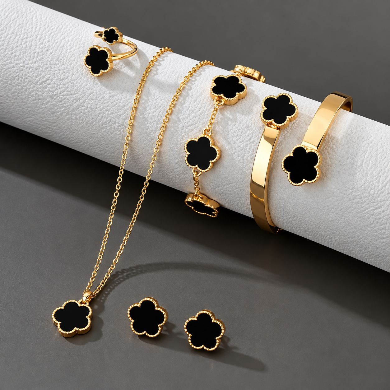 Conjunto de bisutería trébol negro y dorado