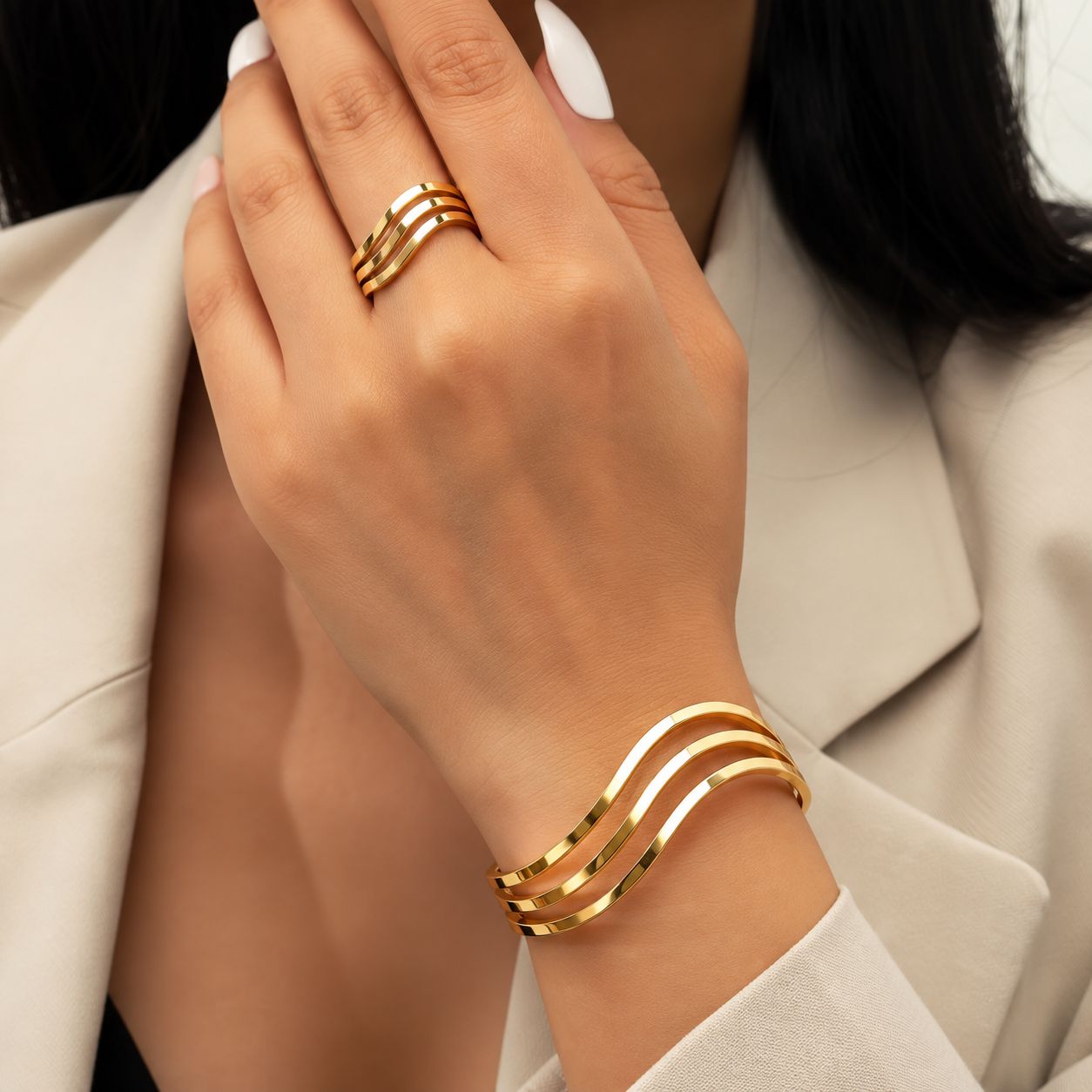 Conjunto de pulsera y anillo dorados de líneas onduladas