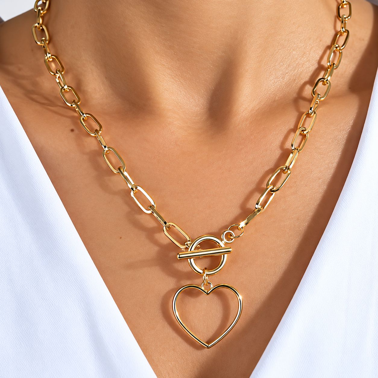 Collar dorado de eslabones con dije de corazón