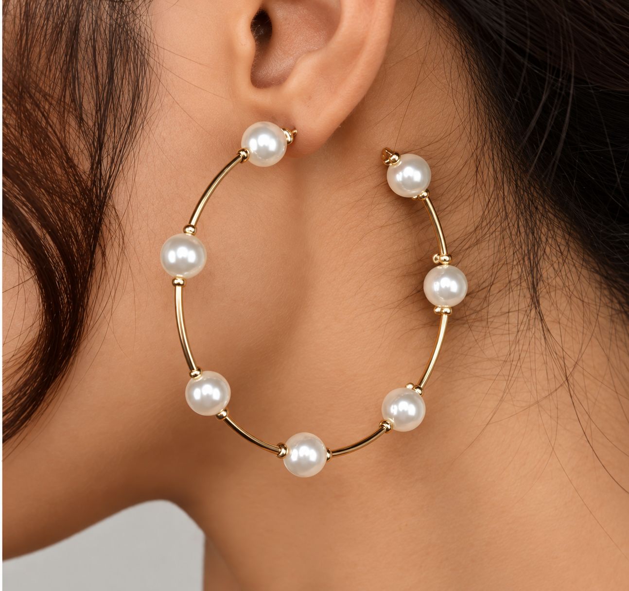 Aretes de aro con perlas blancas