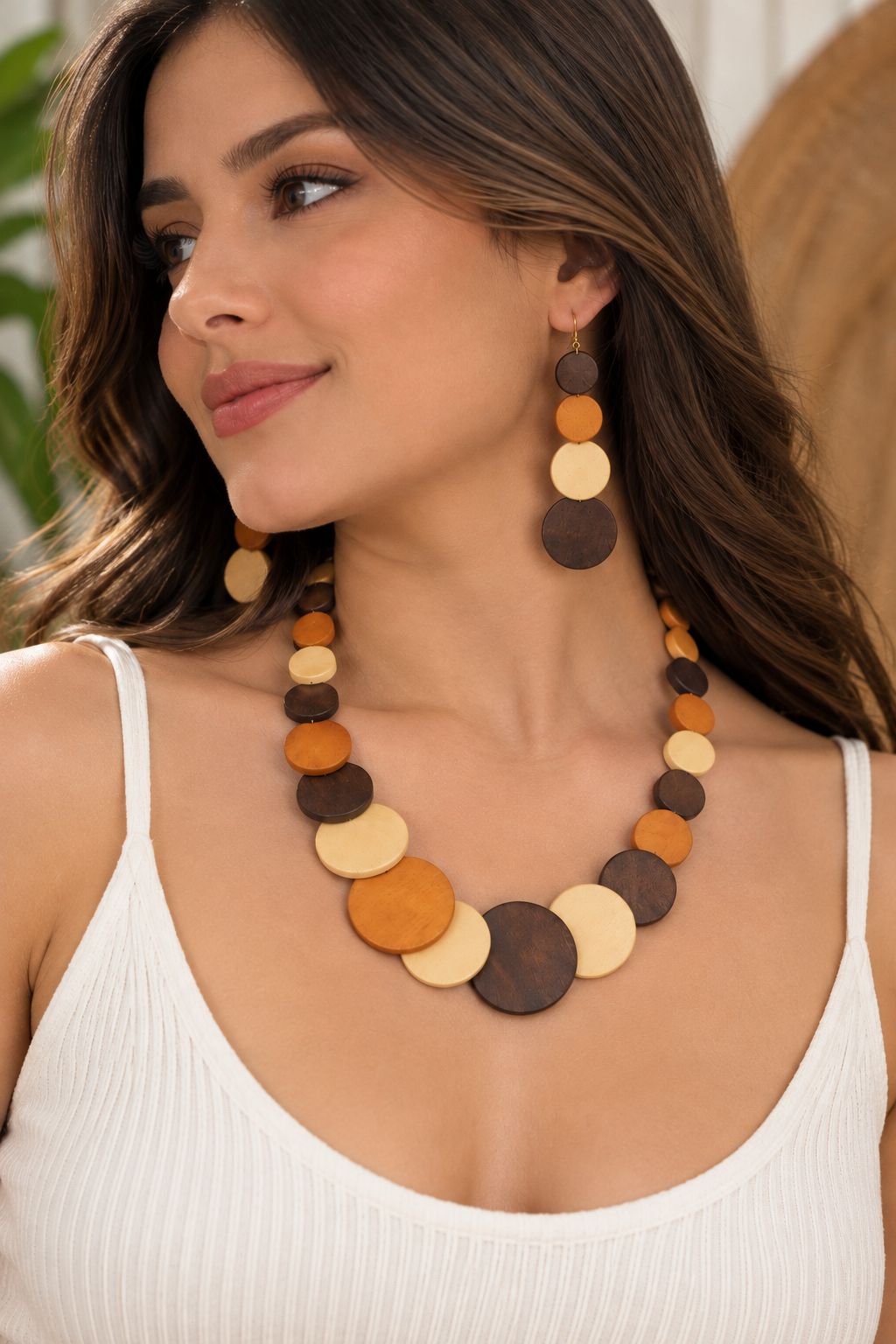 Conjunto de collar y aretes en tonos tierra