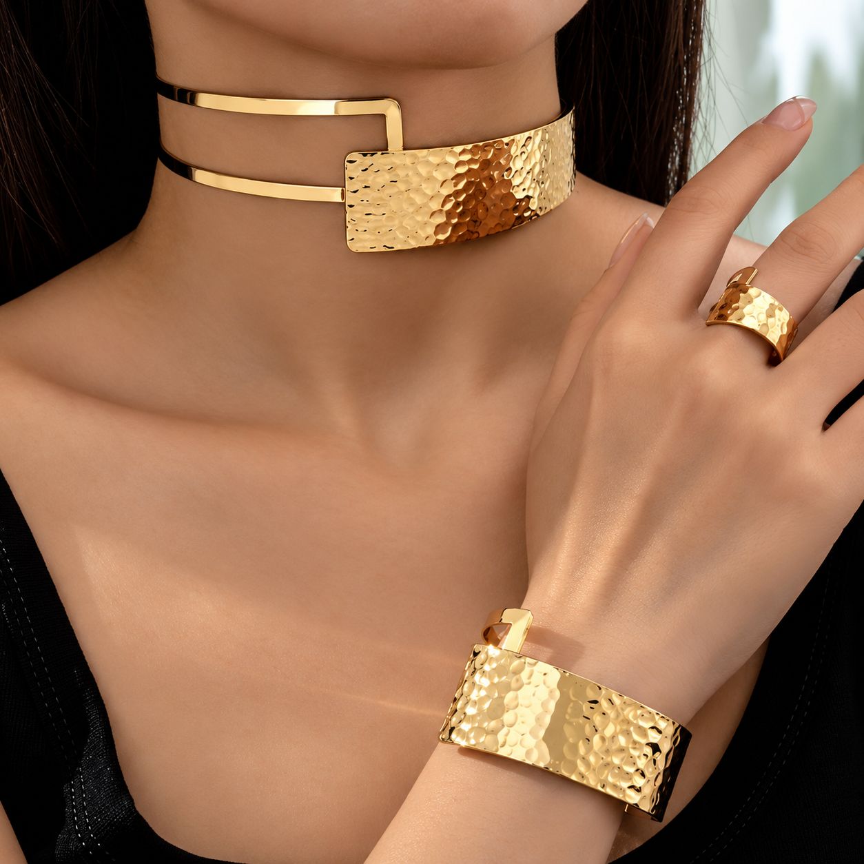 Juego de gargantilla, pulsera y anillo dorados