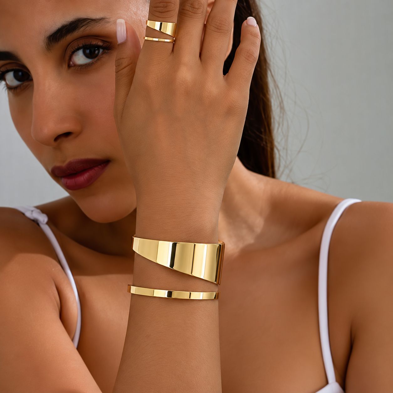 Conjunto de pulsera y anillo dorados de diseño minimalista