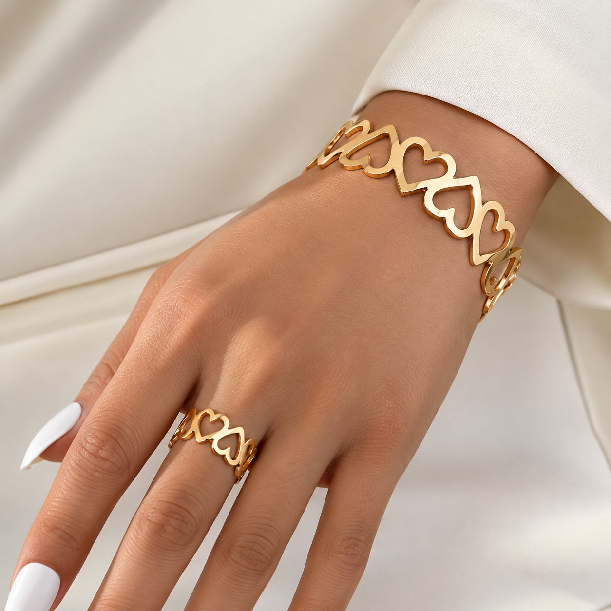 Conjunto de pulsera y anillo con corazones dorados