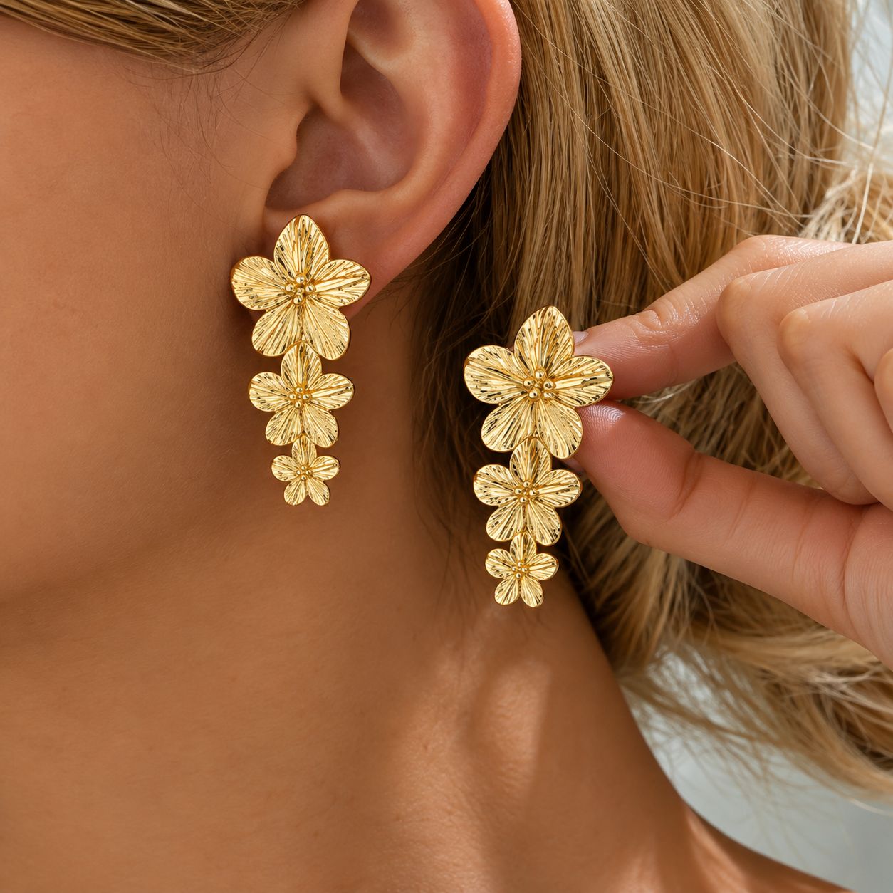 Aretes dorados de flores en cascada