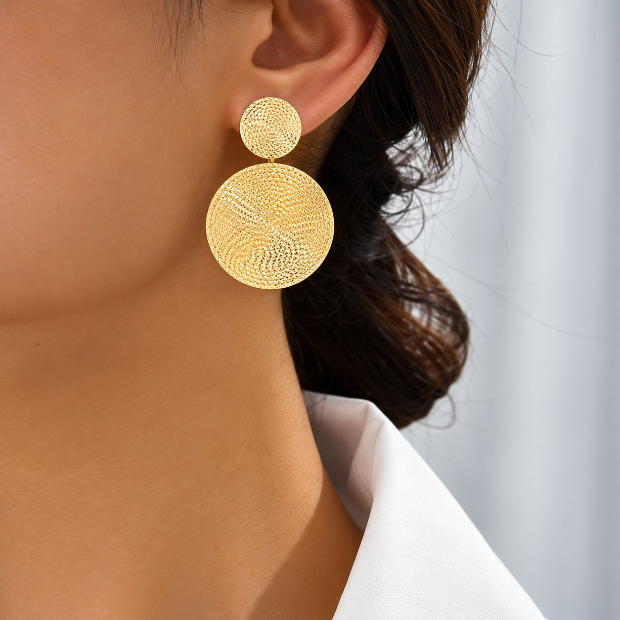 Aretes dorados de doble círculo texturizado