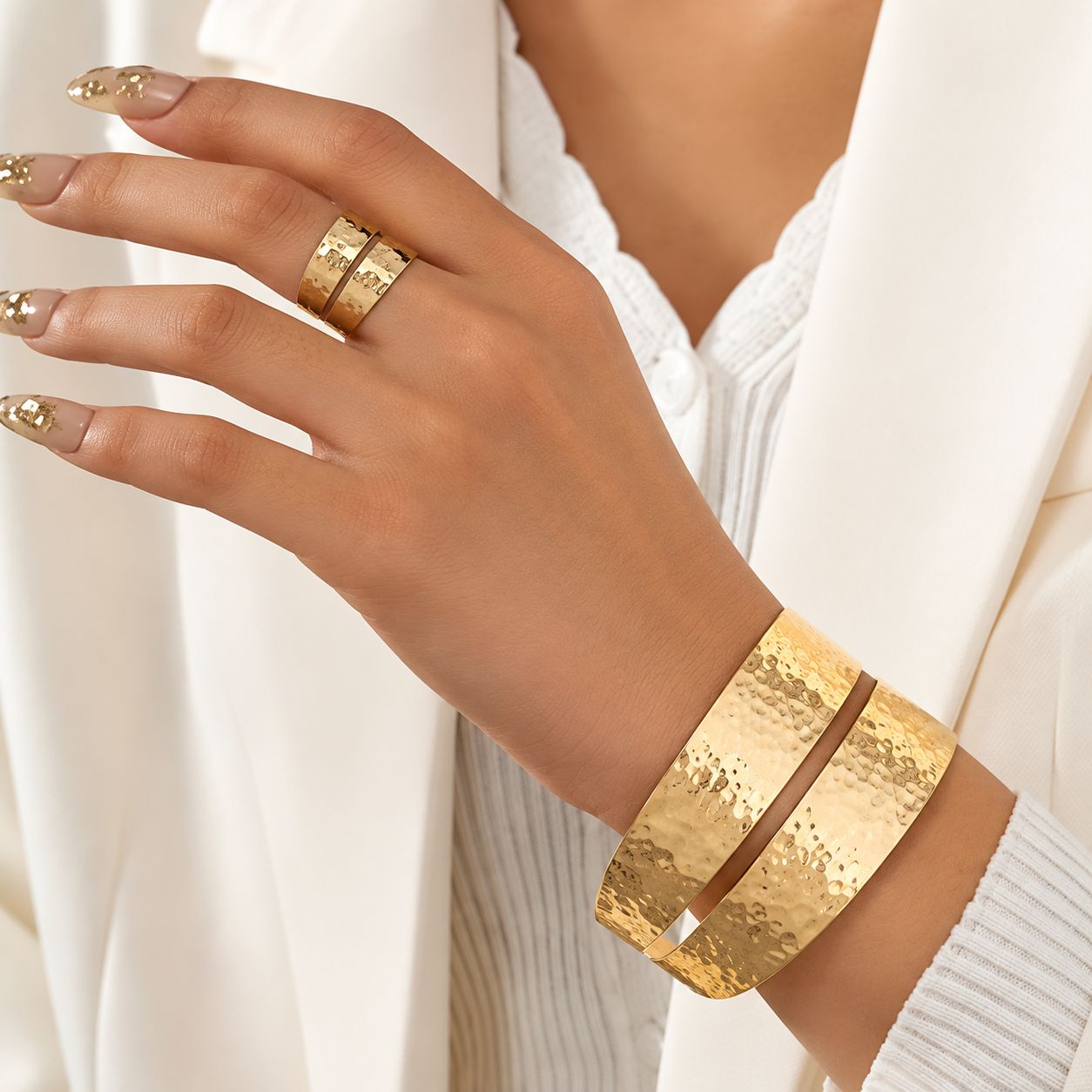 Conjunto de pulsera y anillo dorados con textura martillada