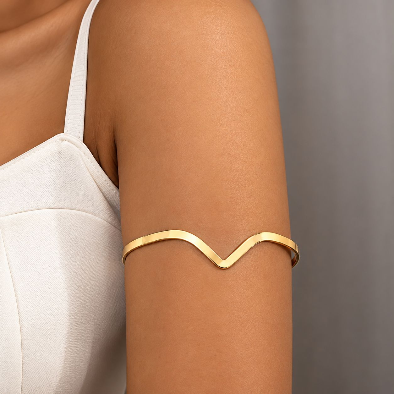 Brazalete dorado de diseño ondulado