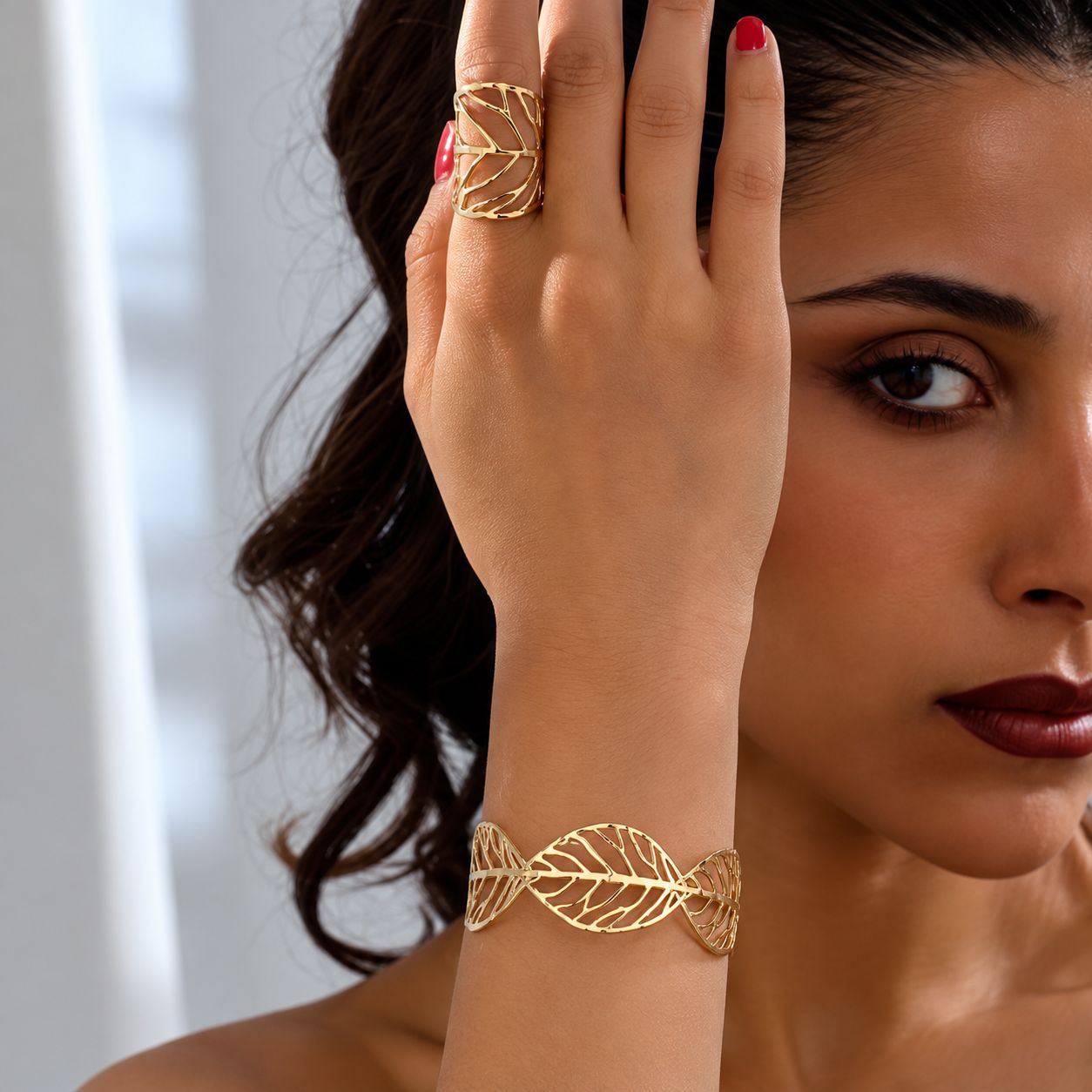 Conjunto de pulsera y anillo dorados con diseño de hojas