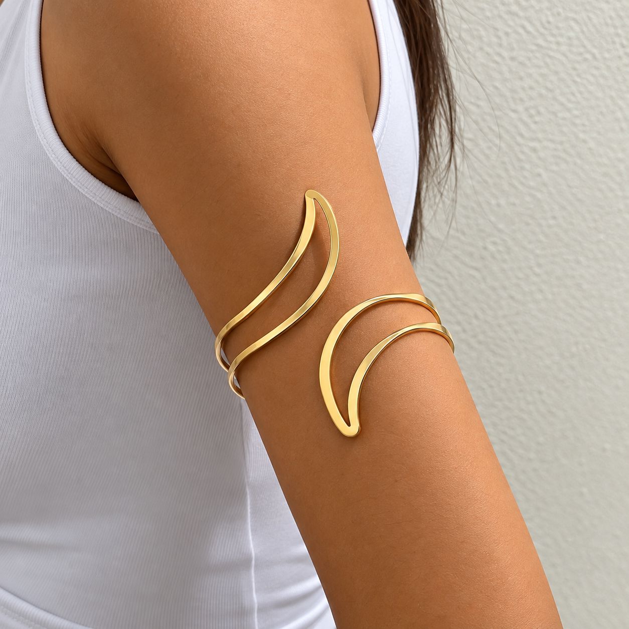Brazalete dorado de diseño doble onda