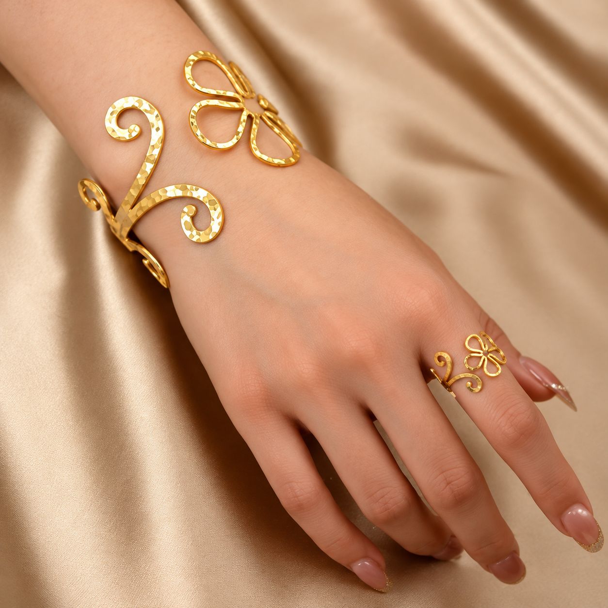 Conjunto de pulsera y anillo dorados con diseño floral