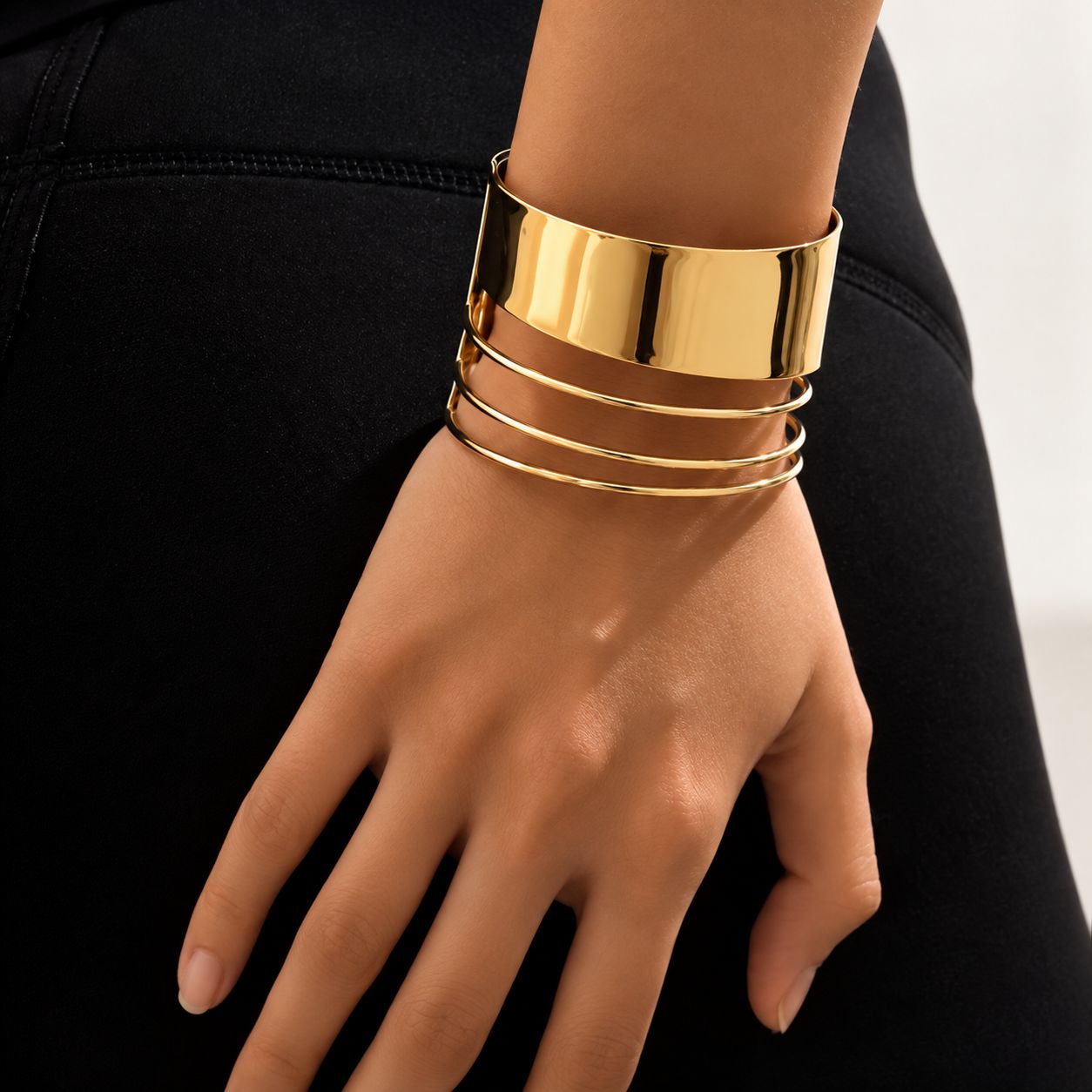Pulsera elegante dorada de diseño combinado