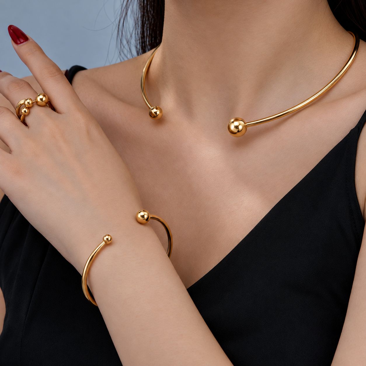 Conjunto dorado de gargantilla, pulsera y anillo