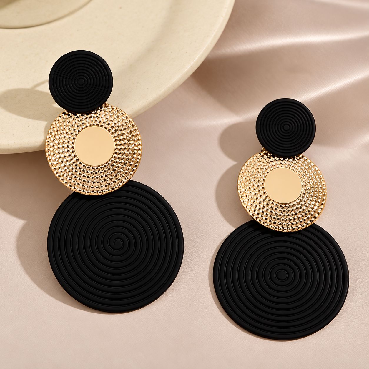 Aretes negros y dorados de doble círculo