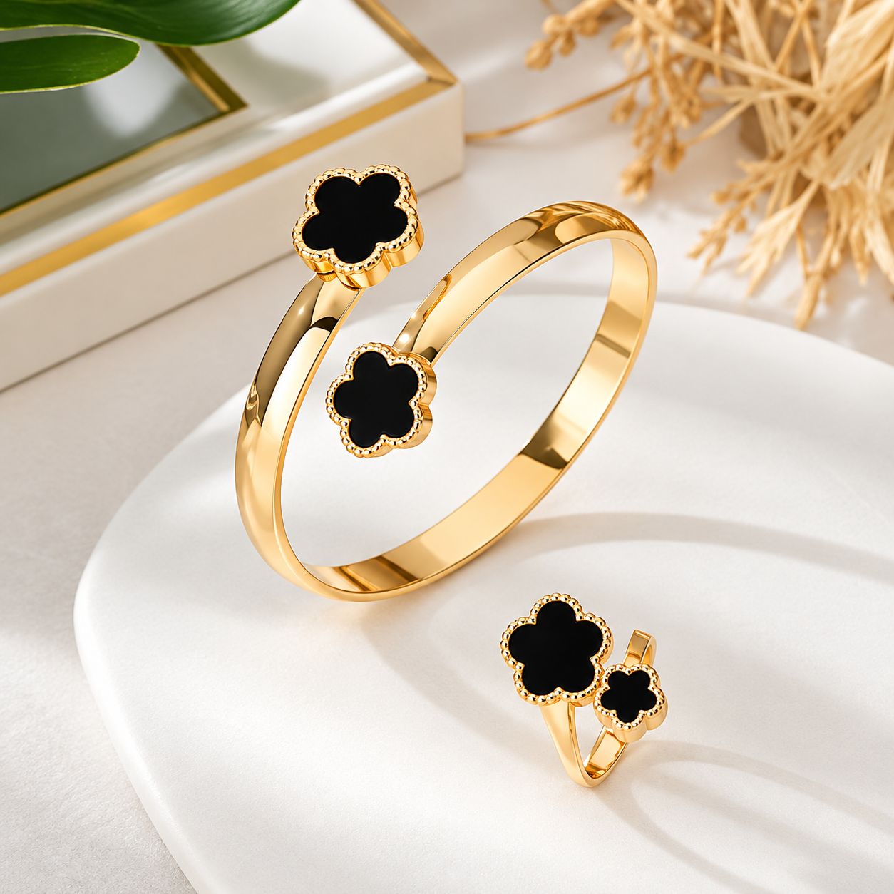 Conjunto de pulsera y anillo dorados con detalles negros